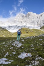 Mountaineer in mountain landscape, rocky mountain peaks of the Moarer Weißen in the background,