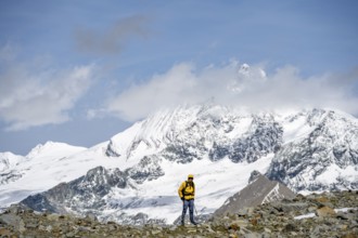 Mountaineers in front of the glaciated and snow-covered summit of the Großglockner, Wiener