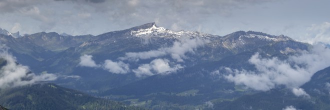 Mountain panorama from Zeigersattel to Hoher Ifen, 2230m, Kleinwalsertal, Vorarlberg, Allgäu Alps,