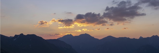 Sunrise from the Zeigersattel on the Nebelhorn, 2224m, Allgäu Alps, Allgäu, Bavaria, Germany