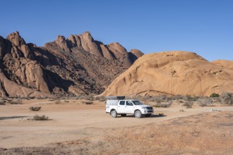 Off-road car, Pontok Mountains, Great Spitzkoppe, Spitzkoppe, Great Spitzkoppe Nature Reserve,