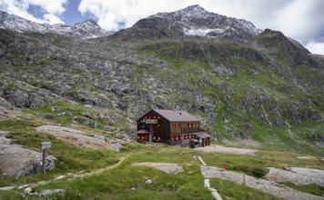 Elberfelderhütte mountain hut in the upper Gössnitztal valley, Wiener Höhenweg, Schober group, Hohe