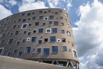 Hausfassade mit vielen unterschiedlichen Fenstern, Detailansicht, GZT Gästehaus der