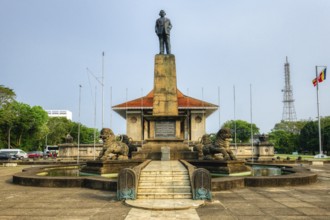 Independence Memorial Hall in Cinnamon Gardens, Commemorative water basin with a statue in the
