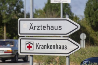 Directional arrows on a roundabout labelled ÄRZTEHAUS and KRANKENHAUS