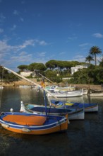 Beach and colourful boats, Plage de I'Olivette, Cap d'Antibes, Antibes, Provence Alpes Côte d'Azur,