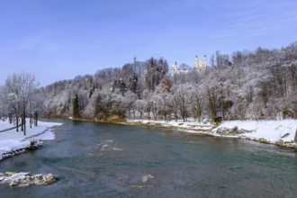 Church of the Holy Cross with Leonhard's Chapel above the Isar, Calvary, in winter, Bad Tölz, Upper