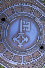 Gully cover with Bremen key and inscription, renovated Schnoor neighbourhood with small shops,