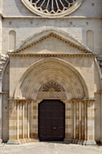 Portal with arch, main façade, Gothic basilica of the Cistercian Abbey of Fossanova, Cistercian,
