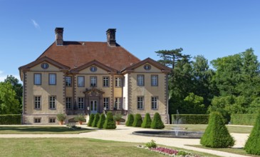Schieder Castle, with the castle garden on the south side, was built at the beginning of the 18th