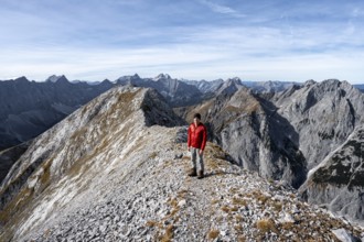 Mountain panorama, mountaineer on the ridge of the Gamsjoch, transition to the main summit of the