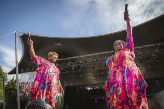 Dynelle Rhodes (Armstead) and Dorrey Lyles, singers of the Weather Girls at the Berlin Rundfunk 91