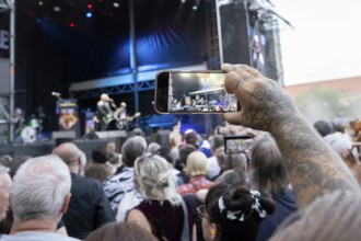 Audience, Smartphone, Detail, Stiff Little Fingers, punk rock band, Northern Ireland, open air at