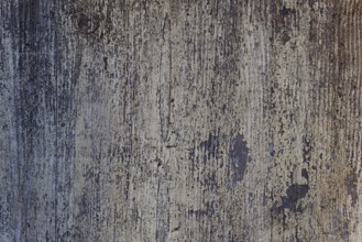Een verouderen houten muur met afbladderende verf en een unieke textuur. De ruimte straalt een
