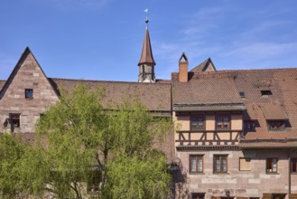 Old town, historic houses, roofs, red roof tiles, tree, blue sky, cirrostratus clouds, Vordere