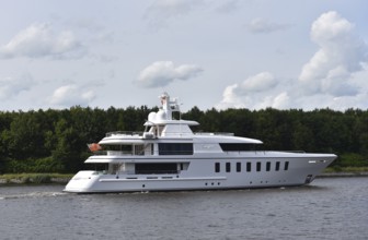 Yacht, luxury yacht FAMILYBILT in the Kiel Canal, NOK, Kielkanal, Kiel Canal, Schleswig-Holstein,