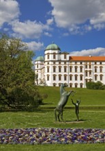 Artwork with the title Hengst Wohlklang in der Freiheitsdressur by Ulrich Conrad in the park of