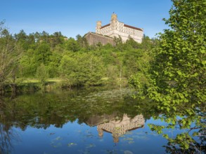 Willibaldsburg Castle is reflected in the River AltmÃ¼hl, AltmÃ¼hltal, EichstÃ¤tt, Upper Bavaria,