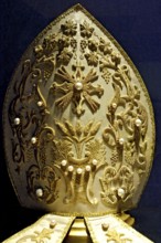 Mitre with embroidery in gold with pearls, liturgical headdress from Rome, 19th century, Museum of