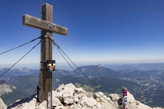 Summit cross of the Hochkalter, behind the Untersberg, Berchtesgaden Alps, Ramsau, Berchtesgaden