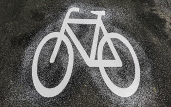Bicycle path symbol sprayed with a stencil on a newly built bicycle path, Berlin, 02.07.2025,