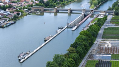 Barrage Lauffen am Neckar, lock canal with lock. Lauffen am Neckar, Baden-WÃ¼rttemberg, Germany