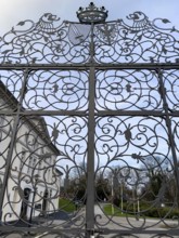 Wrought-iron Tor tor with ornaments and forged tendrils and stylised crown between Sclossgarten and