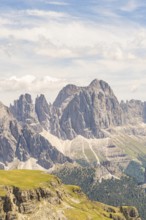 Impressive mountain range in the Dolomites with clear views, hike to the Schlehrn, Alpe di Siusi,