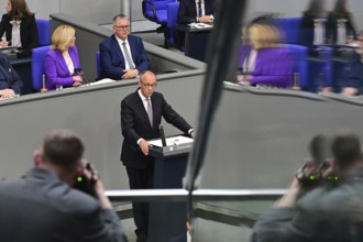 Federal Chancellor Friedrich Merz (CDU) during his government statement today. A photographer takes
