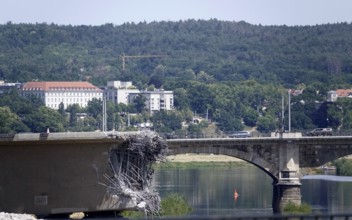 Demolition of the partially collapsed Carola Bridge, condition on 21 June 2025, Dresden, Saxony,