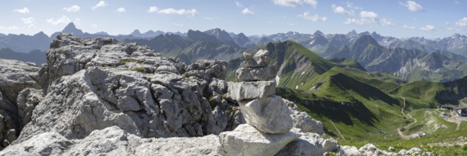 Mountain panorama from the Koblat-Höhenweg on the Nebelhorn, behind left the Hochvogel, 2592m, in