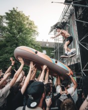 Remington Leith, singer of Palaye Royale jumps into an inflatable boat live at Zitadelle Spandau,