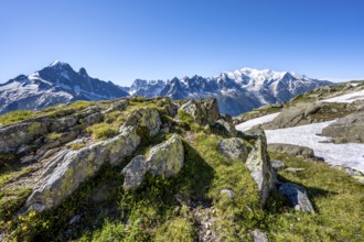 Mountain panorama with glaciated peaks, Aiguille du Midi and Mont Blanc, Aiguille de Mesure and