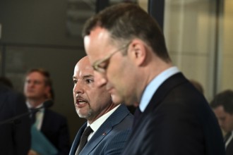 On the right, the chairman of the CDU/CSU parliamentary group, Jens Spahn (CDU), and his deputy
