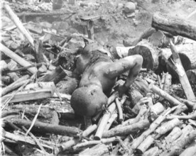 War victims, civilians. Presumably Shangai or in the immediate vicinity. Second World War in Asia.