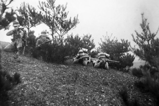 German soldiers posing for the camera, education and training of colonial troops, China around 1900