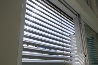External blind on a large sliding window