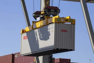 Mannheim: A container from the shipping company OOCL (Orient Overseas Container Line) is loaded in