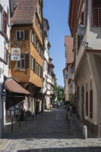 Die Webergasse in der historischen Altstadt von Esslingen mit historischen FachwerkhÃ¤usern,