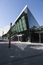 Das Neckarforum, moderne Architektur mit Glasfassade in der Innenstadt von Esslingen am Neckar,