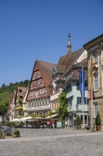 View over the town hall square to the Kielmeyerhaus, historic half-timbered buildings with outdoor