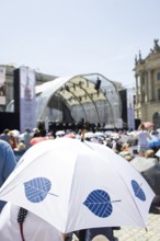 Audience with sun protection at the Staatsoper fÃ¼r alle, a free open-air concert with conductor