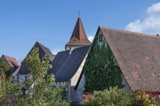 Old town gable with the tower of the Hersbrucker Stadttor, seen from the former city wall, Lauf an