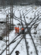 Railway workers in winter, train formation facility in the Vorhalle district, marshalling yard,