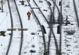 Railway workers between many tracks in winter, train formation in the Vorhalle district,