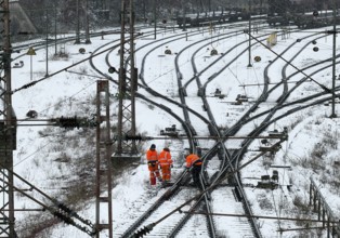 Railway workers in winter, train formation facility in the Vorhalle district, marshalling yard,