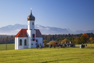 Catholic church Sankt Johannisrain vor Bergpanorama, Penzberg, Upper Bavaria, Germany
