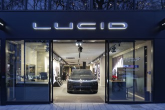 Lucid Studio Düsseldorf, illuminated showroom of the American electric car brand Lucid Motors on