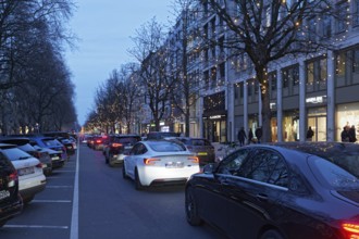 Long car queue on the Kö, shopping traffic at Christmas, twilight, Düsseldorf, North