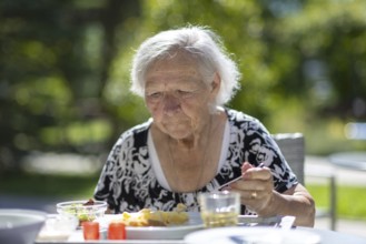 86-year-old woman having lunch, retirement home, Jettingen, Baden-Württemberg, Germany